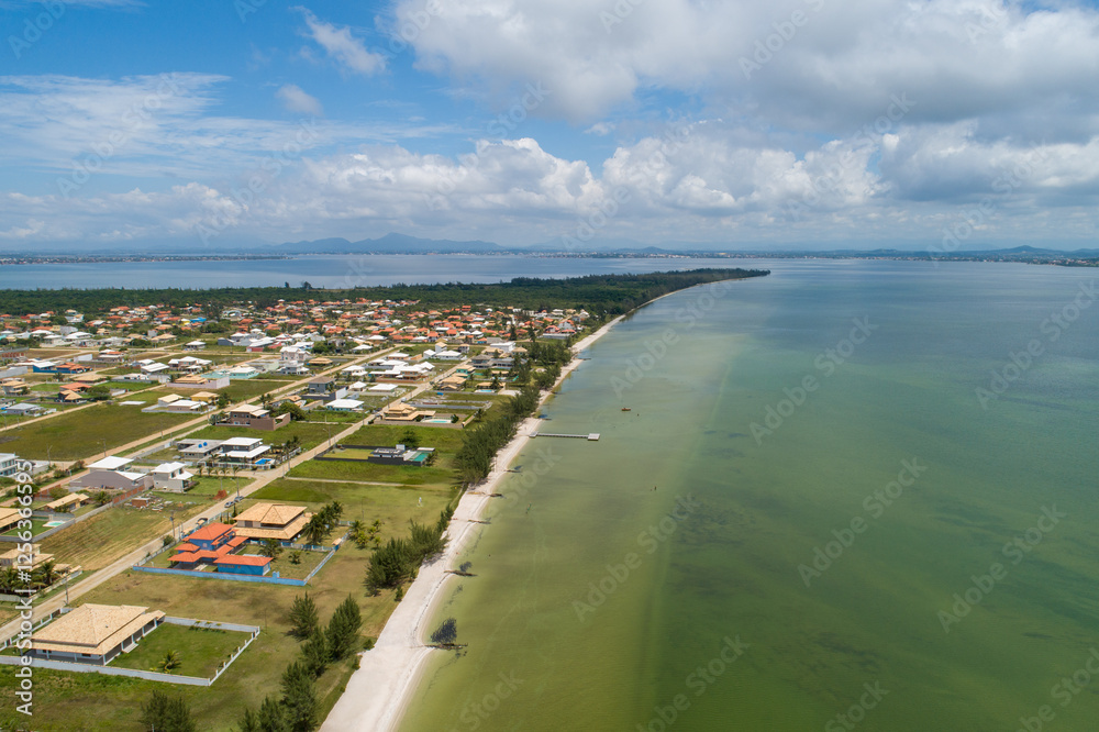 Lagoa de Araruama em Praia Seca, Arraial do Cabo, Região dos Lagos, Rio ...
