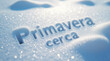 © Olga Ко - Nieve brillante bajo la luz del sol, con las palabras 'Primavera cerca' y un sol grabados como si fueran hechos con un dedo, vista desde arriba.