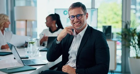Aufkleber - Business, man and meeting with face in office for trading, financial planning and stock market growth. People, discussion and laptop for report with finance stats, budget chart and profit development