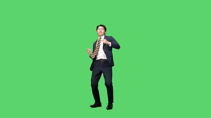 Fototapete - スーツを着てダンスする男性ビジネスパーソンの全身動画　クロマキー合成用グリーンバック
