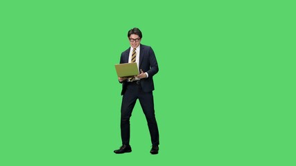 Aufkleber - ノートパソコンを使いながらダンスする男性ビジネスパーソンの全身動画　クロマキー合成用グリーンバック