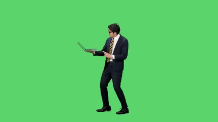 Leinwandbilder - ノートパソコンを使いながらダンスする男性ビジネスパーソンの全身動画　クロマキー合成用グリーンバック