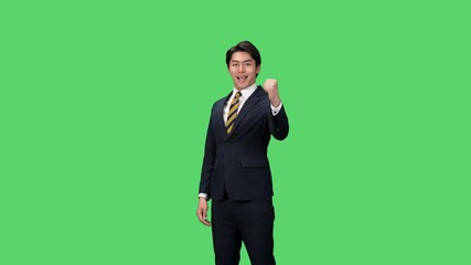 Fototapete - ガッツポーズする男性ビジネスパーソン　クロマキー合成用グリーンバック映像