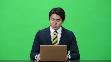 Aufkleber - ノートパソコンを使う男性ビジネスパーソン　クロマキー合成用グリーンバック映像