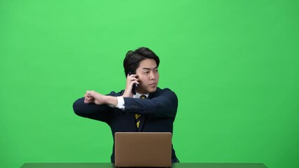 Poster - ノートパソコンとスマホを使いながらダンスする男性ビジネスパーソン　クロマキー合成用グリーンバック映像