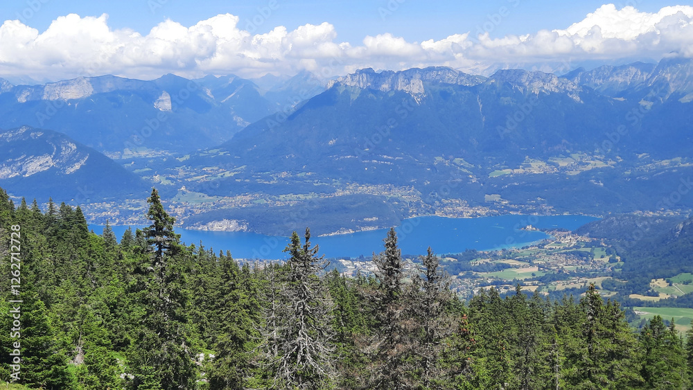 Une Vue Panoramique Et A rienne Sur Le Lac Du Bourget Et Le Massif Des une-vue-panoramique-et-a-rienne-sur-le-lac-du-bourget-et-le-massif-des