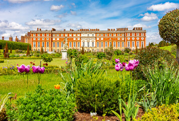 Wall Mural - Hampton Court palace and privy garden in spring, London, UK