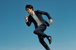 © keisuke - 走るビジネスマン、男性、スーツ、青空