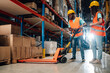 © Zamrznuti tonovi - Warehouse workers using pallet jack and cardboard boxes on pallets