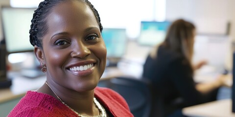 Aufkleber - Portrait of a woman smiling warmly while showcasing new software features to her team, her encouraging expression reflecting the bright, engaging office environment.