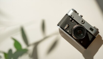 Fototapete - 카메라가 흰색 테이블 위에 놓여 있고, 따뜻한 조명이 은은하게 감도는 부드러운 분위기의 배경
