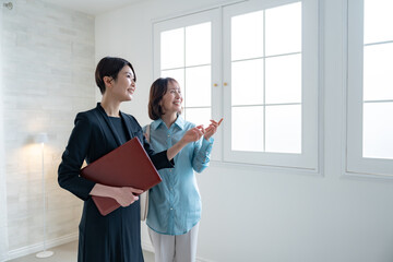 Wall Mural - シニア女性とスーツを着た女性