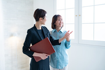 Wall Mural - シニア女性とスーツを着た女性