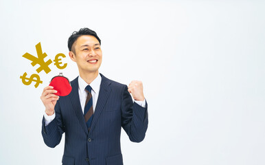 Poster - お金、マネー、現金、ガッツポーズ、キャッシュ、ボーナス、貯金、副業、収入、ビジネス、嬉しい、喜ぶ、キャンペーン、セール、キャッシュバック、外貨、FX、為替、越境EC、営業、応援、ミドルエイジ、中年、男性、日本人、おじさん、ビジネスマン、ビジネスパーソン、スーツ、仕事、会社員、サラリーマン、白バック、切り抜き、コピースペース、広告、財布、銀行、ラッキー、チャンス、笑顔、期待、貯蓄、給料、節税、金融、
