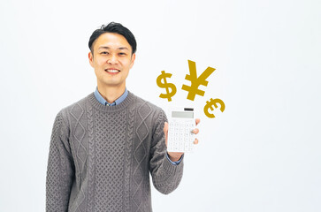 Poster - お金、マネー、貯金、電卓、計算、プラン、値下げ、フリーランス、節約、財テク、男性、日本人、投資、資産運用、銀行、簿記、経理、会計、円高、円安、ドル、ユーロ、FX、外貨、為替、外為、お小遣い、ミドル、ミドルエイジ、中年、30代、40代、おじさん、白バック、切り抜き、コピースペース、広告、パパ、お父さん、カジュアル、副業、利益、金融、経済、確定申告、決算、資金、コスト、人物