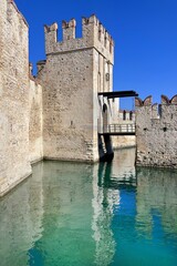 Wall Mural - castello medievale di sirmione in italia