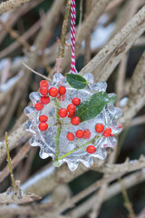 Wall Mural - Eisfigur mit Stechpalmen-Beeren hängend im Wintergarten