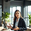 © 세민 모 - Una mujer hispana con atuendo de negocios, teniendo una discusión enfocada durante una reunión en la oficina