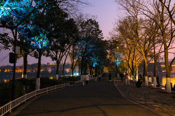 Wall Mural - 中国 南京市、夕暮れの玄武湖公園 遊歩道