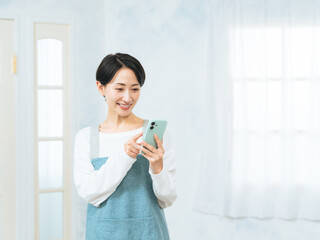 Poster - スマホ、女性、主婦、エプロン、ママ、レシピ、店員、カフェ、求人、保育士、検索、アプリ、SNS、メール、笑顔、楽しい、クーポン、ポイント、セール、キャンペーン、コピースペース、仕事、スマートフォン、インターネット、オンライン、web、ニュース、予約、広告、アルバイト、パート、家政婦、家事代行、ハウスキーパー、ハウスクリーニング、清掃員、掃除、依頼、チェック、フリマ、スキマバイト、スポットワーク、副業