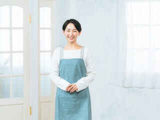 Fototapete - 女性、笑顔、エプロン、ミドルエイジ、保育士、ママ、店員、カフェ、日本人、仕事、求人、コピースペース、広告、アルバイト、パート、家事代行、ハウスクリーニング、サービス、サポート、元気、爽やか、エントランス、入口、玄関、店舗、スタッフ、保育、保育園、幼稚園、先生、お母さん、室内、インテリア、ドア、ハウスキーパー、ホテル、清掃、清掃員、掃除、大掃除、ポートレート、エプロン姿、家事、上半身、主婦、ライフス