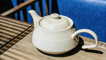 Poster - Off-white teapot on wooden surface