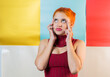 © Lura Gomez - joven mujer con estrés retrato de estudio - foto de stock