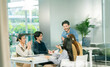 © Leny Studio - Engaged team meeting with laughter and collaboration in modern office Leader Teamwork stratup