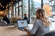 © Patrick Louvet - Freelancerin arbeitet im Café mit Laptop