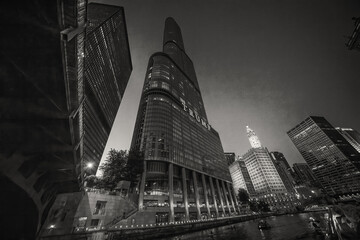 Fototapete - Chicago, IL - July 25, 2024: Amazing night view of Downtown Chicago skyscrapers from a cruise along the city river