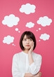 © happy Wu  - 考えるアジア人女性・ビジネスや教育、アイデア発想、クリエイティブな思考・吹き出し・ピンク色背景