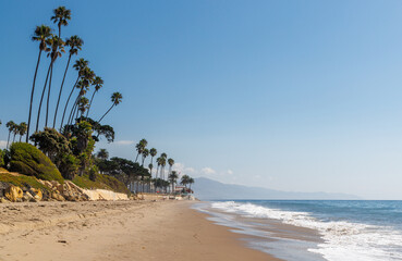 Fototapete - A breathtaking view of the California coast featuring golden sandy beaches, the vast blue ocean