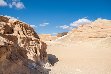 Poster - Expansive views of the Sinai desert in Egypt showcasing rugged terrain and clear blue skies