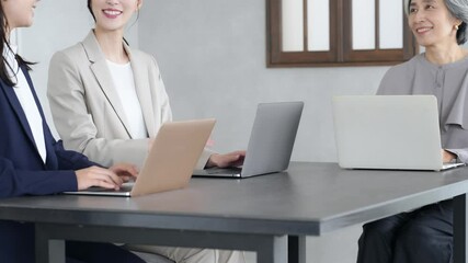 Aufkleber - ビジネス、会議、ミーティング、チーム、セミナー、同僚、ビジネスウーマン、キャリアウーマン、女性、日本人、チームワーク、仕事、職場、相談、世代、シニア、管理職、上司、部下、経営者、社長、ビジネスパーソン、オフィス、会社、企業、中小企業、グループ、団結、協力、研修、レッスン、講師、教師、アドバイザー、コンサル、カウンセラー、カウンセリング、コミュニケーション、仲間、人材、スタッフ、指導、教室、会社員、