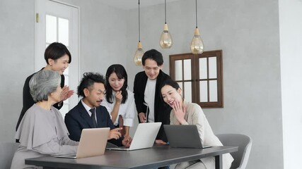 Poster - ビジネス、ミーティング、会議、仕事、打ち合わせ、チーム、世代、チームワーク、マネジメント、人材、中小企業、会社、仲間、同僚、ビジネスパーソン、ビジネスマン、ビジネスウーマン、男性、女性、働く、職場、団結、ブリーフィング、ブレインストーミング、ノートパソコン、インターネット、web、オンライン、プロジェクト、計画、リーダーシップ、デジタル、データ、リサーチ、集まる、オフィス、インテリア、グループ、大