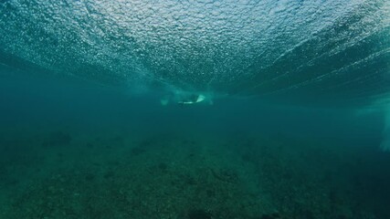 Fototapete - Split view of powerful ocean wave in the Maldives