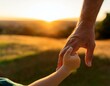 © Argiduna - una silueta de una mano niño junto a la mano del padre, concepto del día del padre, con espacio para texto