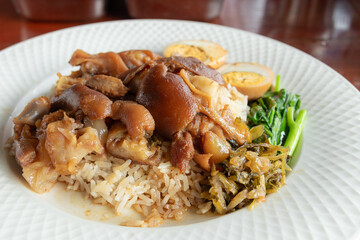 Stewed pig’s trotters on rice