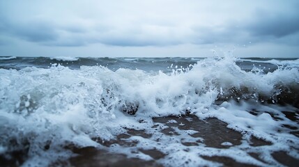 Leinwandbilder - Powerful ocean waves crashing on the shore under a cloudy sky : Generative AI