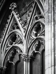 Aufkleber - Intricate Gothic Style Architecture of Ornate Window Detailing in Black and White : Generative AI
