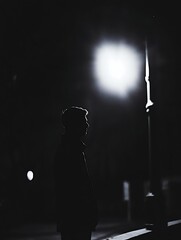 Aufkleber - Silhouette of a Man Standing Alone in the Dark Under a Streetlight : Generative AI