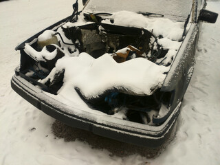 Aufkleber - A car buried in snow, suitable for winter-themed scenes or illustrations.