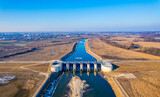 Polder Racibórz, suchy zbiornik przeciwpowodziowy z zaporą spustowo-przelewową. Panorama z lotu ptaka