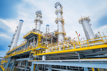 Aufkleber - Oil and natural gas central processing facility under clear sky. Generative AI