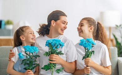 Wall Mural - daughters and mom with flowers