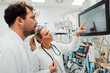 © Westend61 - Doctors discussing patient data on a monitor in an emergency room
