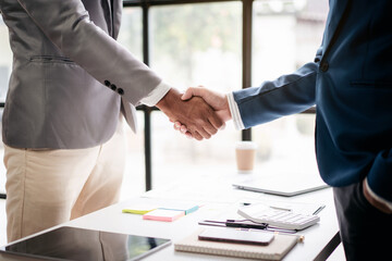 Poster - Two men shake hands in a business meeting