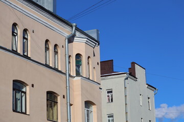 Poster - A street sign in front of a row of buildings, perfect for use in urban planning or architecture images.