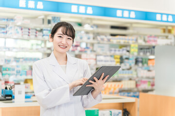 Canvas Print - 薬局・病院・ドラッグストアで働く薬剤師の女性（処方箋・薬・サプリメント）
