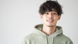 © minaduchi - 明るい笑顔と質感のあるパーマヘアが特徴的な日本人男性 | 普段着スタイル